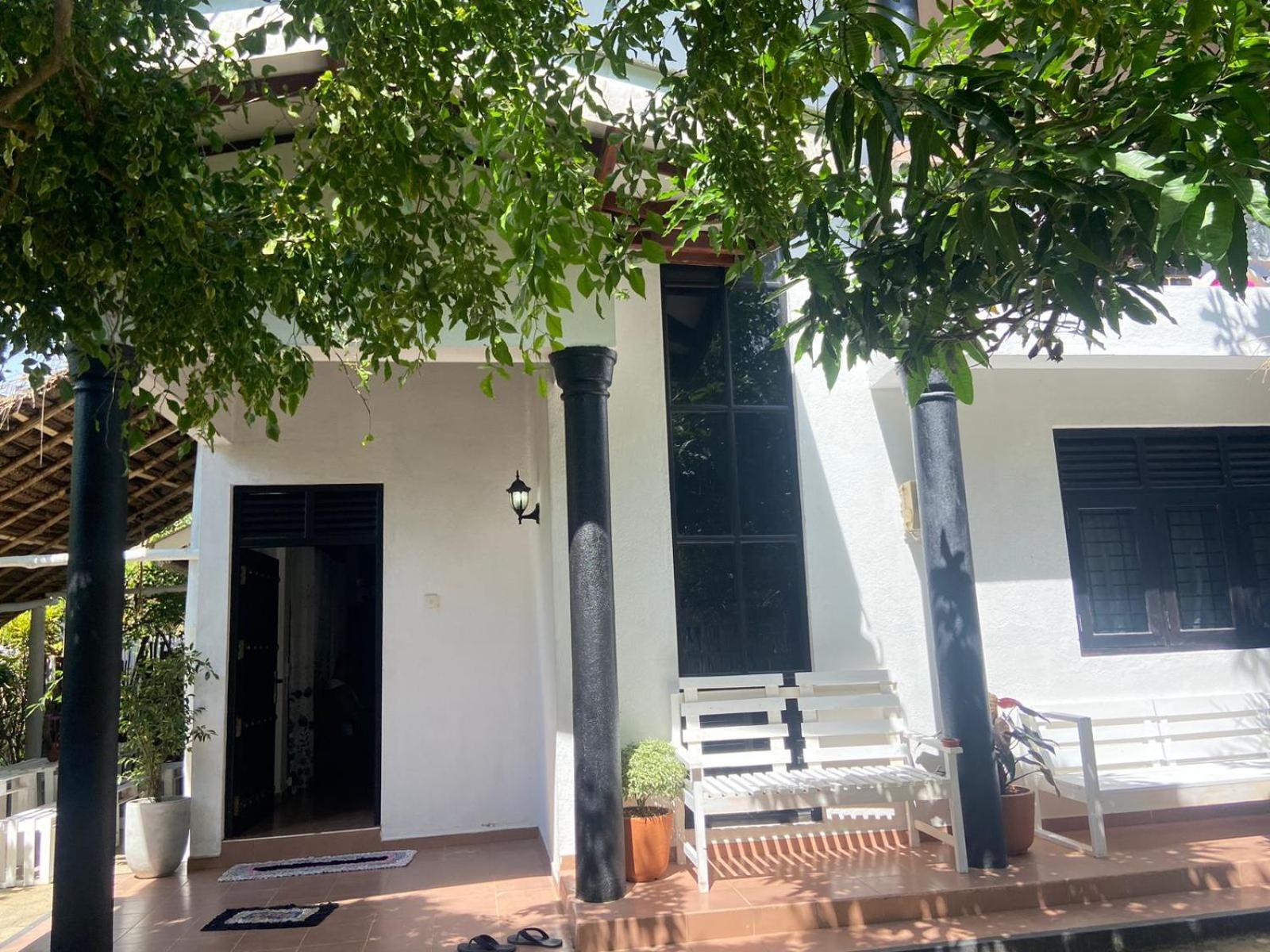 Hiricurry Hostel & Restaurant Dickwella Exterior photo
